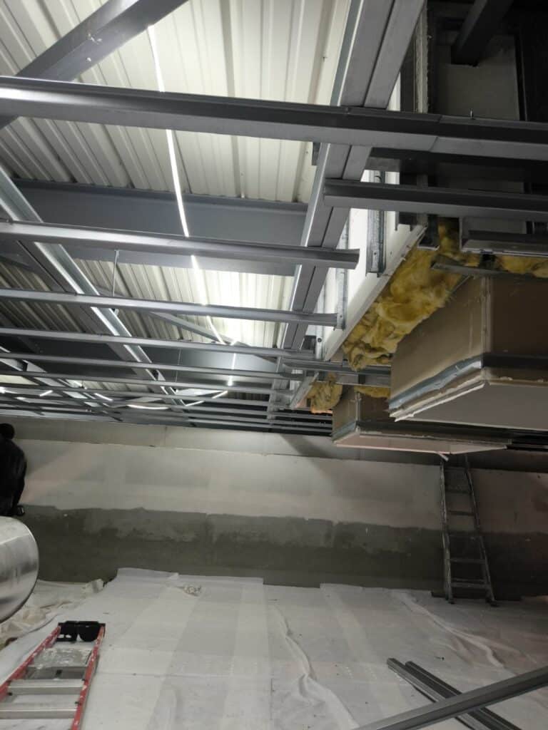 Reprise de plafonds au-dessus de groupes électrogènes après un sinistre à l'hôpital de Montélimar